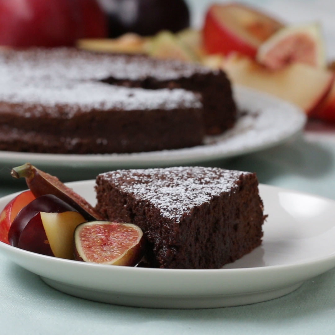 Rendimento: 6Você vai precisar de:4 ovos, claras e gemas separadas250g de chocolate meio amargoAçúcar de confeiteiro, para servirSorvete de baunilha, para servirFruta da estação, para servirModo de preparo:1. Preaqueça o forno a 180˚C.2. Coloque o chocolate em uma tigela própria para micro-ondas e deixe derreter completamente, por cerca de 1 minuto.3. Usando uma batedeira, bata as claras em neve.4. Adicione as gemas, uma a uma, na tigela com o chocolate, mexendo sempre.5. Usando uma espátula de silicone, misture levemente ⅓ das claras em neve com a mistura de gemas e chocolate. Repita o processo, adicionando ⅓ das claras de cada vez.6. Despeje a massa em uma forma de bolo de 15 cm e leve ao forno por 30 minutos.7. Quando o bolo esfriar, desenforme em um prato.8. Polvilhe com açúcar de confeiteiro e cubra com sorvete.9. Bom apetite!
