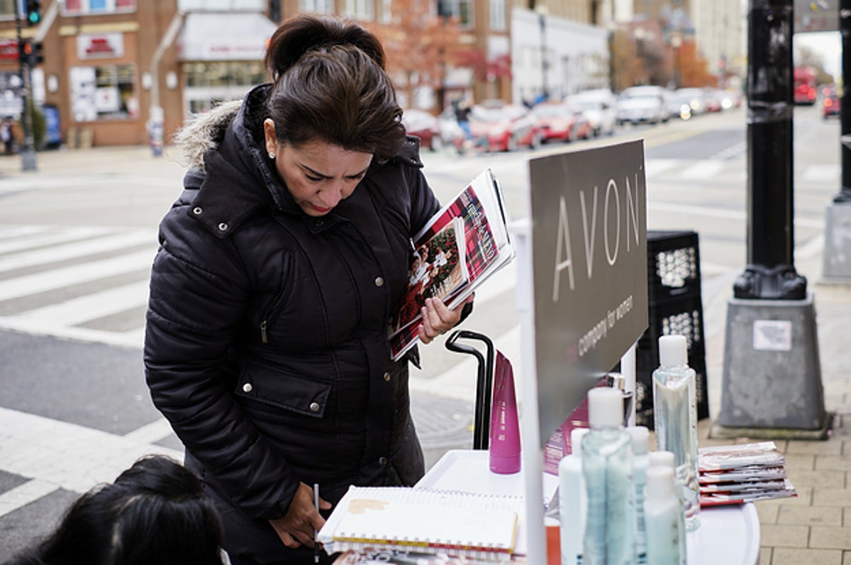 These Latina Avon Sellers Are Determined To Make Their Voices Heard