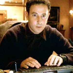 Eddie Jemison in Ocean&#x27;s 11 looking serious and sitting at a computer keyboard
