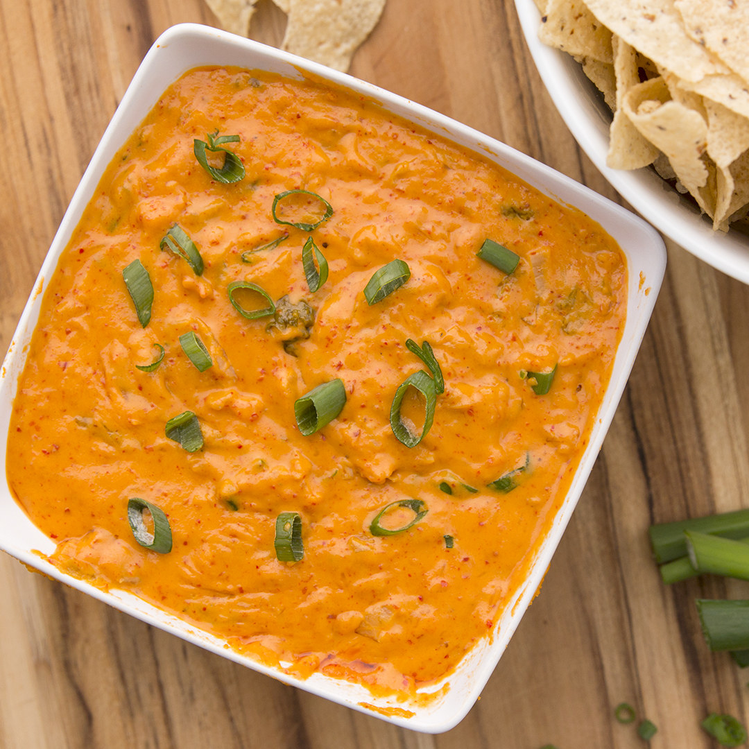 Rendimento: 6 porçõesVocê vai precisar de:1 1/2 xícaras de kimchi picado 2-3 colheres de sopa de pimenta vermelha coreana em pó (dependendo da intensidade desejada) 5 xícaras de queijo cheddar ralado1 xícara de cream cheese1 cebolinha picadaOpções para acompanharTortilhas crocantes de milhoBatata chipsVerduras cruasModo de preparo:1. Em uma panela média, em fogo baixo, adicione o queijo cheddar e mexa para não queimar. Acrescente o creme azedo. Derreta e mexa até conseguir uma mistura homogênea. 2. Adicione a pimenta vermelha em pó e mexa até misturar bem. 3. Adicione o kimchi e deixe cozinhar, até a textura ficar uniforme. O líquido do kimchi pode fazer com que o queijo pareça talhado. Continue cozinhando e mexendo por mais 5 a 10 minutos e ele ficará com uma textura mais lisa. 4. Decore com a cebolinha.5. Aproveite!