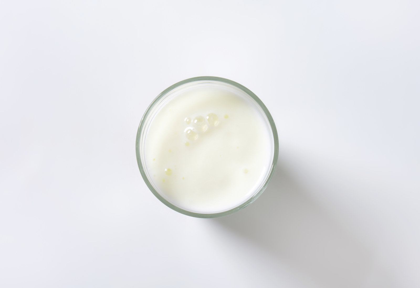 Die massenhafte Produktion von Milch ist für die Kühe sehr anstrengend, da sie dauerhaft Milch geben müssen. Dadurch kann es vor allem beim Euter zu Entzündungen und Infektionen kommen, die vom Bauern nicht immer sofort erkannt werden. So landen oft auch Bakterien oder Eiter in der abgepumpten Milch. Natürlich wird diese dann noch pasteurisiert und ist damit für den Menschen ungefährlich – appetitlich ist das allerdings trotzdem nicht.