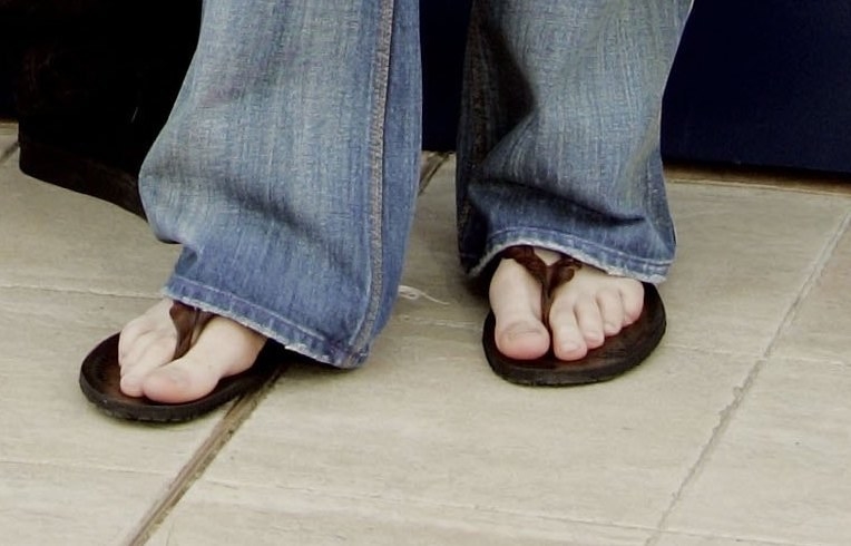 Jeans with flip flops on guys online