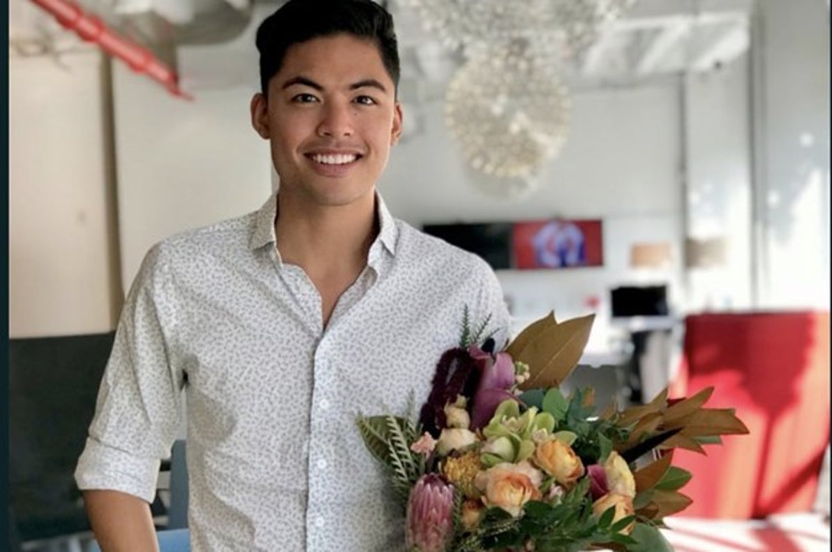 Fan gives Cutch bouquet, celebrates his hit 