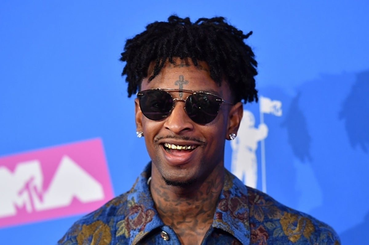 21 Savage In Blue Background Wearing Black T-Shirt And Goggles HD 21 Savage  Wallpapers, HD Wallpapers