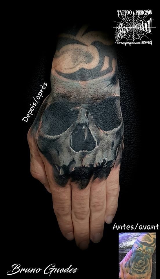 Visite as lojas de tatuagens em Lisboa.