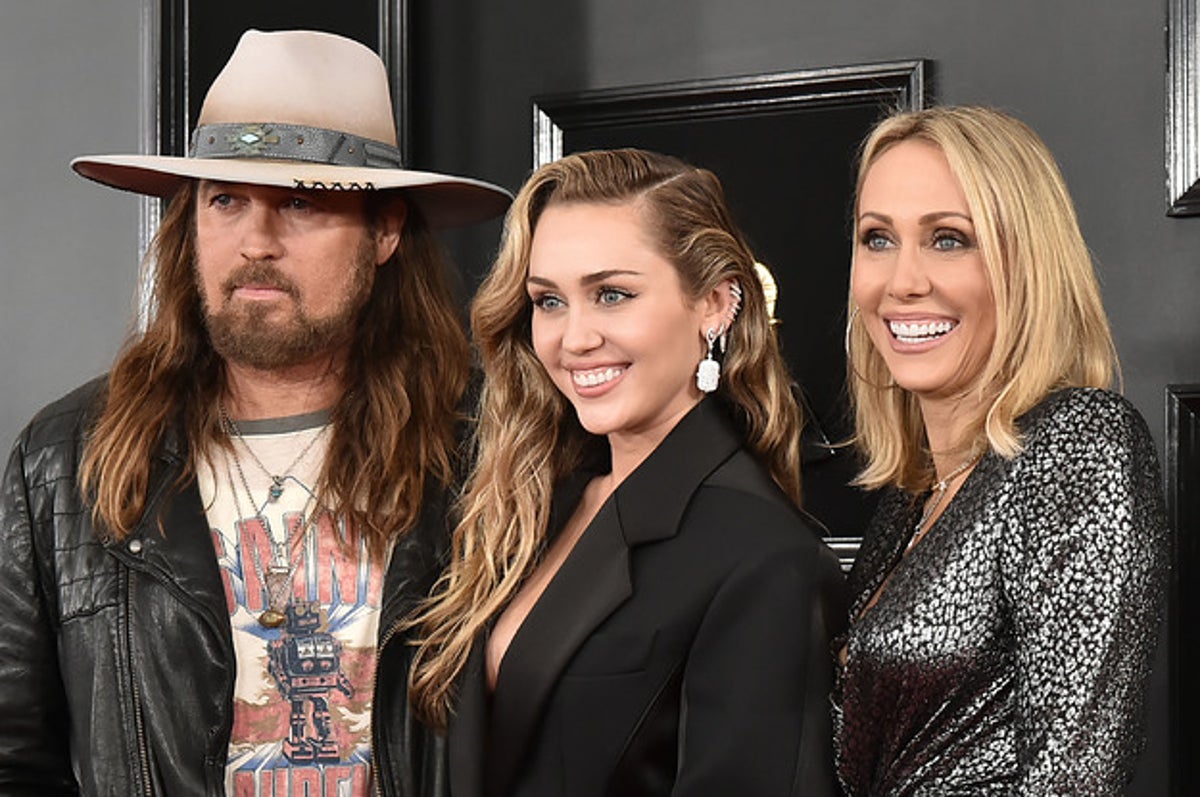 Here's Why This Photo Of Miley Cyrus' Mom Has Sparked A Huge Debate About  White Privilege