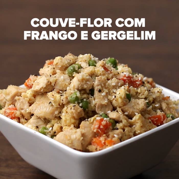 Você vai precisar de:1 peito de frango cortado em cubos2 xícaras de ervilhas e cenouras2 colheres de sopa de molho shoyu2 colheres de chá de pimenta do reino1 receita de arroz de couve-flor3 ovos batidos2 colheres de sopa de gergelimModo de preparo:1.Coloque o frango em uma panela grande em fogo médio-alto, até que nenhuma parte rosada apareça. Adicione as ervilhas, cenouras, molho shoyu e pimenta do reino.2.Mexa até que a maior parte do líquido tenha sido reduzida, depois adicione o arroz de couve-flor. Cozinhe por cerca de 3-4 minutos até que os vegetais e o frango tenham incorporado igualmente no arroz.3.Espalhe o arroz em direção às bordas da panela, criando um espaço no centro.4.Jogue os ovos batidos no espaço, mexendo somente os ovos até que cozinhem.5.Misture os ovos no arroz, depois misture o gergelim.6. Sirva!Serve de 3-4