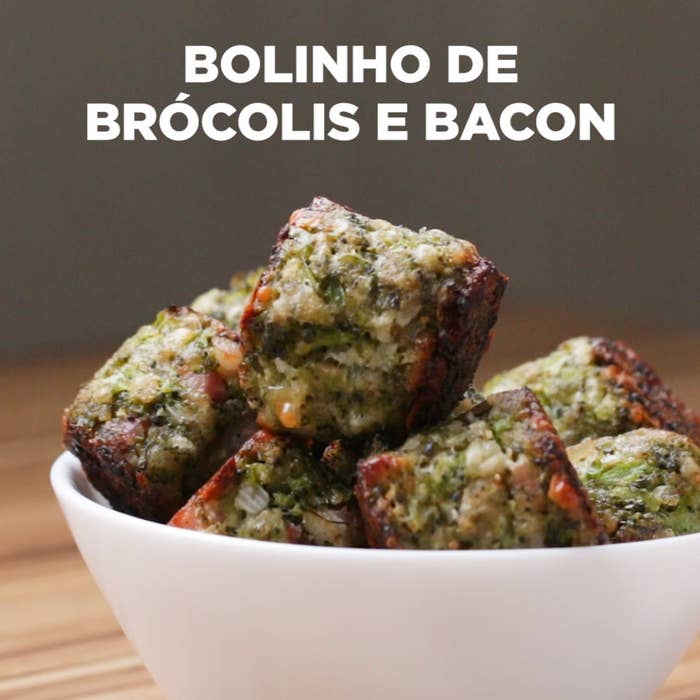 Você vai precisar de:1 cabeça de brócolis higienizado (350g)½ colher de chá de sal1 ovo¼ de cebola picada½ xícara de bacon picado⅓ de xícara queijo muçarela ralado⅓ de xícara de queijo parmesão ralado⅓ de xícara de farinha de roscaSal a gostoPimenta do reino a gostoÓleo vegetal para untarModo de preparo:1. Preaqueça o forno à 200°C.2. Sobre uma tigela coberta com um pano de prato, rale o brócolis com um ralador na parte grossa.3. Salpique ½ colher de chá de sal e misture bem. Reserve por 20 minutos para murchar o brócolis e remover umidade.4. Esprema o pano para retirar o excesso de água. Volte o brócolis espremido para uma tigela.6. Acrescente ovo, cebola, bacon, queijos e farinha de rosca. Tempere com sal e pimenta, misture bem.7. Forme bolinhos e coloque sobre uma assadeira untada com óleo.8. Leve ao forno 200°C por 22-25 minutos, vire os bolinhos na metade do tempo.9. Sirva com molhos da sua escolha, aproveite!