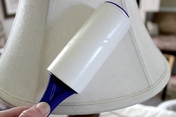 blogger using lint roller on lampshade