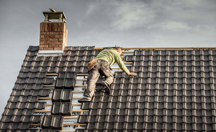 Dachdecker sind anfällig für Knieprobleme – und haben in Deutschland immer wieder Probleme, für diese auch entschädigt zu werden.