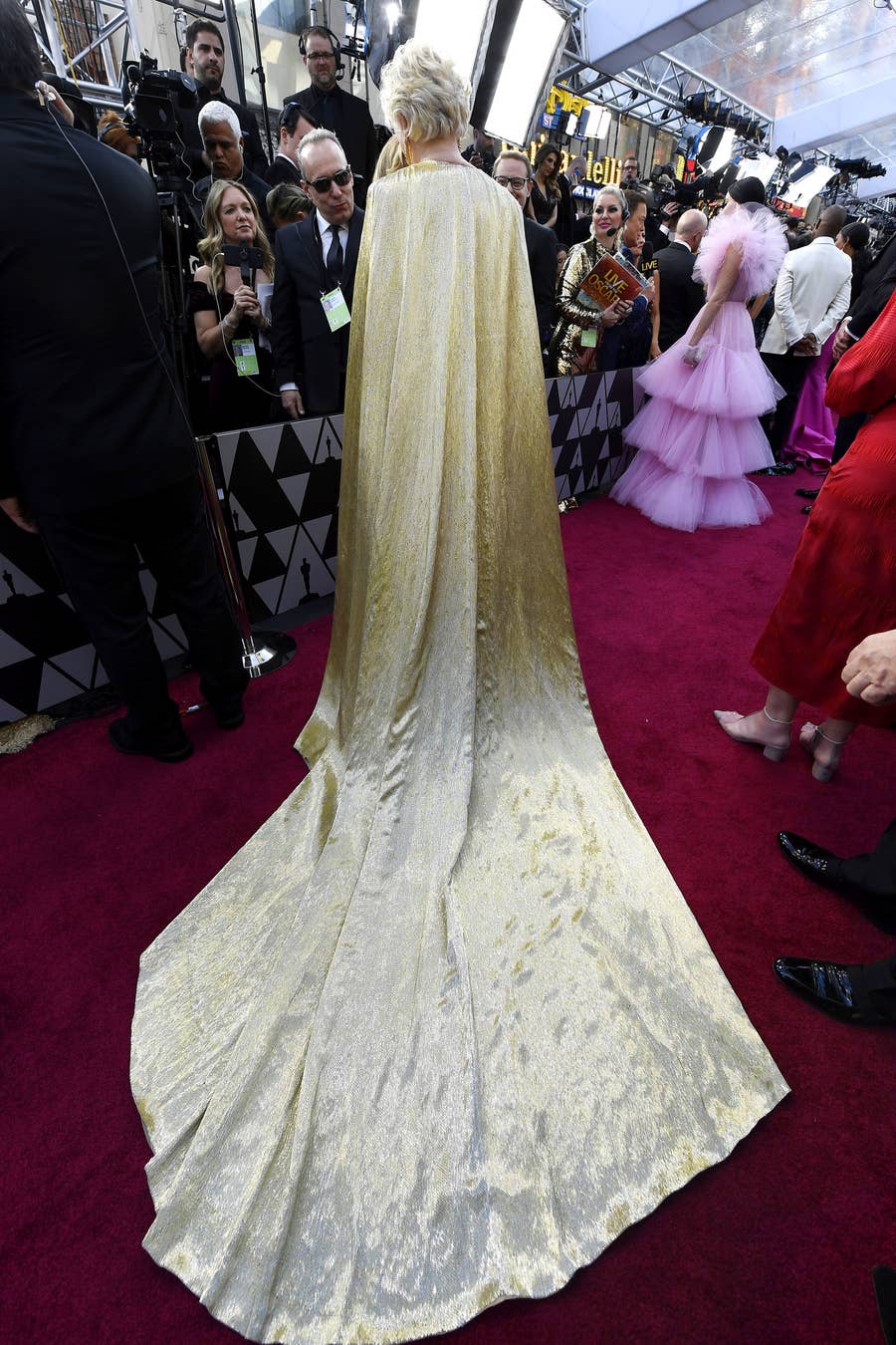 glenn close dress golden globes Glenn Close Cape Should Win An Oscar For Heaviest Dress