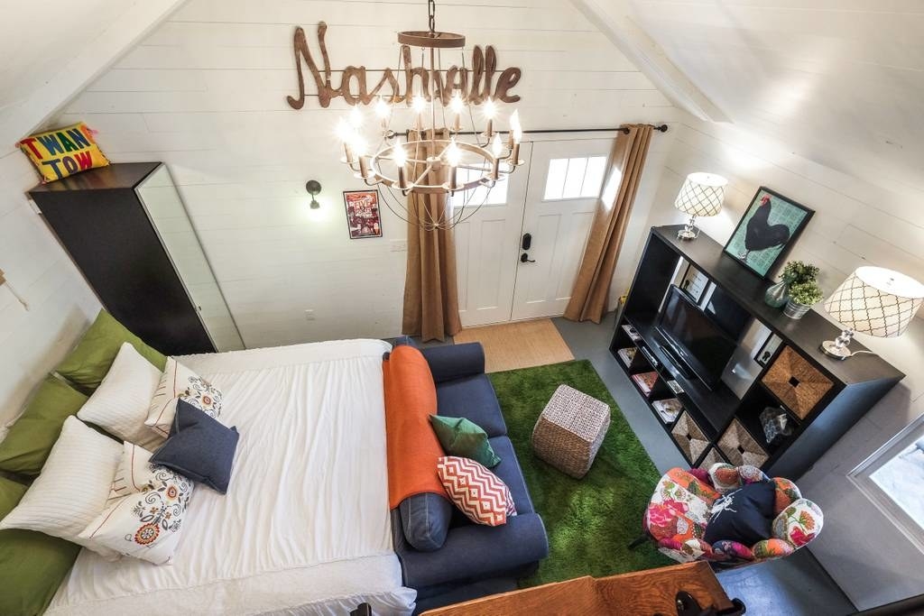 Just a short walk from downtown Nashville, this private cottage is a perfect place to call home while exploring the city's vibrant music scene, nightlife, restaurants, eclectic boutiques, and vintage shops. See the listing here.