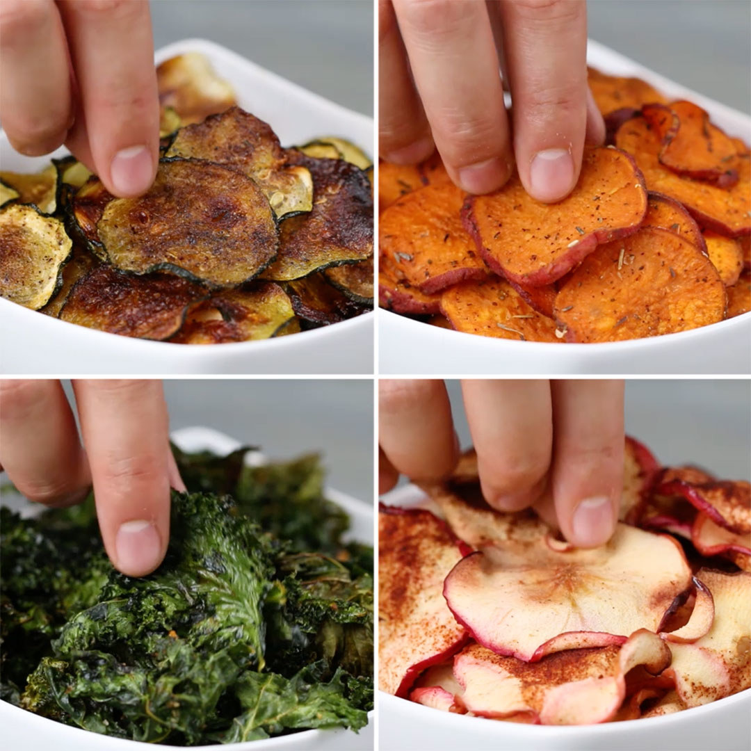 Rendimento: 4 porções Você vai precisar de:1 abobrinha grande2 colheres de sopa de azeite¼ de colher de chá de sal½ colher de chá de pimenta½ colher de chá de alho em póModo de preparo:1. Preaqueça o forno a 200˚C.2. Corte a abobrinha em fatias de 3 a 6 mm de espessura.3. Disponha as fatias em uma assadeira antiaderente. Não sobreponha as fatias de abobrinha, senão elas não secarão direito.4. Pincele as fatias com azeite e então tempere-as com sal, pimenta e alho em pó. Vire as fatias e repita.5. Leve ao forno por 25 a 30 minutos, virando-as na metade do tempo.6. Deixe os chips esfriarem até a temperatura ambiente. Os chips ficarão mais crocantes à medida que esfriam.7. Aproveite!