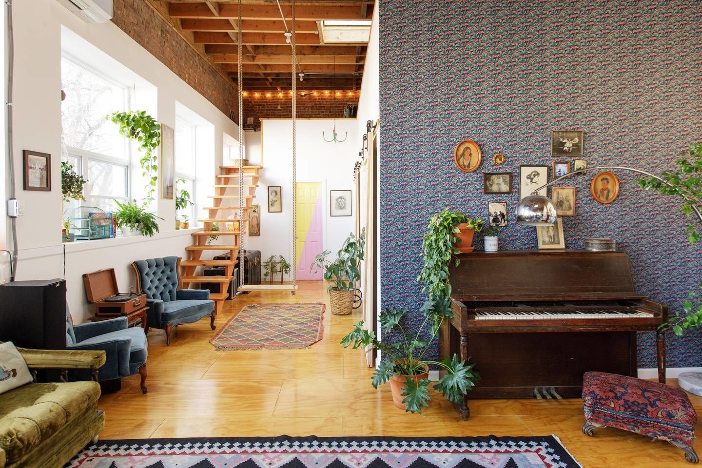 This loft in Bushwick is an ideal home base from which you can explore the best arts, culture, food, and nightlife around Brooklyn and Manhattan. See the listing here.