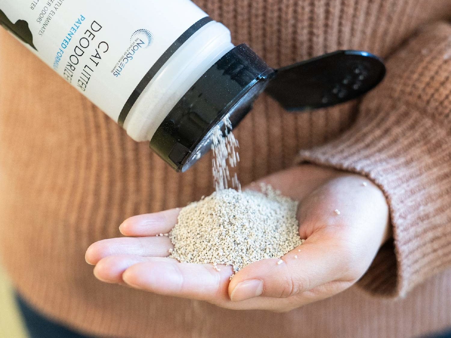 Hands pouring the deodorizer out