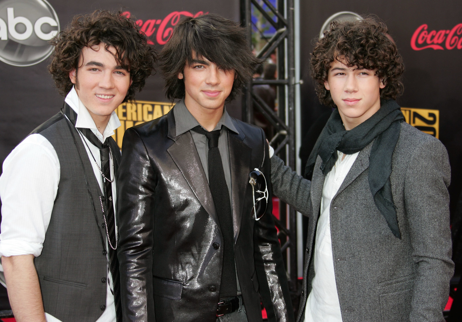 41 Awkward Pictures Of The Jonas Brothers