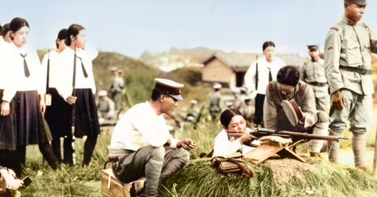 あの時代にも、笑顔はあった。人工知能がカラー化した戦時中の写真たち