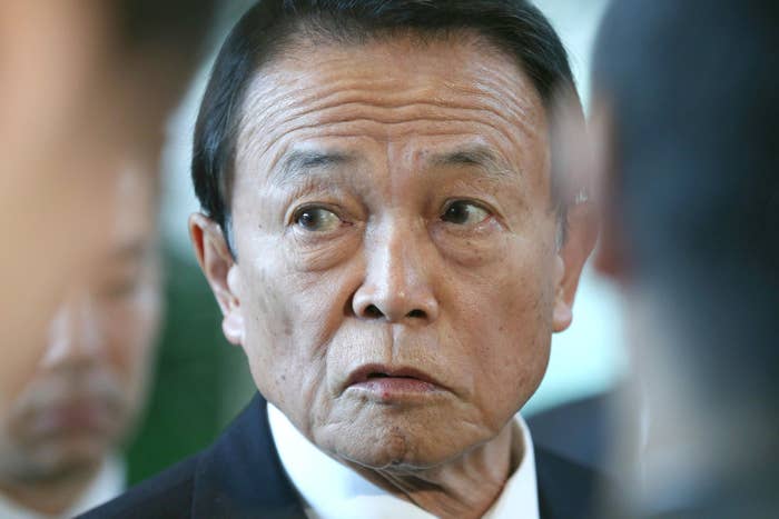 閣議後に記者会見する麻生太郎財務相(1月28日)