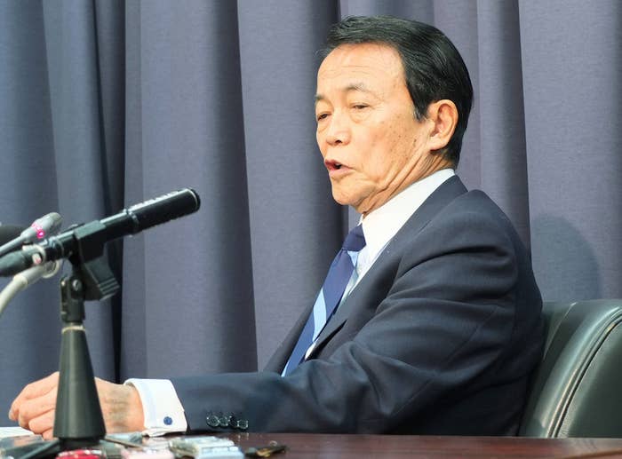 衆議院議員選挙の演説で「子どもを産まないのが問題」と発言したことについて、記者会見で釈明する麻生太郎財務相(2014年12月09日)