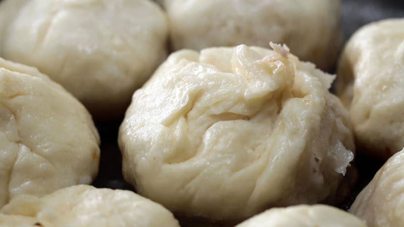 8個分材料：■生地薄力粉 250g砂糖 小さじ1ベーキングパウダー 小さじ2ぬるま湯 140mlごま油 大さじ1塩 少々■あん豚ひき肉 200g長ねぎ（みじん切り） 50g生姜(すりおろし) 小さじ1酒 大さじ1砂糖 小さじ1しょうゆ 大さじ1/2ごま油 小さじ1塩 小さじ1/3ごま油 大さじ2薄力粉（打ち粉用） 適量ぬるま湯 80mlごま油(仕上げ用) 大さじ1■タレ酢 適量しょうゆ 適量作り方：1.生地を作る。ボウルに薄力粉とベーキングパウダーを合わせてふるい入れ、砂糖、塩を加えて手で混ぜる。2.ぬるま湯を少しずつ加えて混ぜる。ごま油を加えて粉っぽさがなくなるまで練り混ぜ、まとまったらラップをかけて、室温で10分置く。3.あんを作る。ボウルに全ての材料を入れて粘りが出るまでこねる。4.台に打ち粉を振り、(2)を8等分に分ける。ひとつずつ丸めてめん棒で直径12cmの円形に伸ばす。5.中心に(3)をのせ、生地の縁を少しずつつまんでひだを寄せながら包む。最後は先端をひねって口をしっかりと閉じる。6.フライパンにごま油を引いて、(5)を並べ入れて中火にかけ、3-4分焼く。7.焼き目が付いたらぬるま湯を加えて蓋をしめ、弱中火で水気が無くなるまで8-10分ほど蒸し焼きにする。8.仕上げに鍋肌からごま油を回し入れ、カリッと焼き上げる。9.お皿をかぶせて裏返し、万能ねぎやいりごまを振ったら、完成！