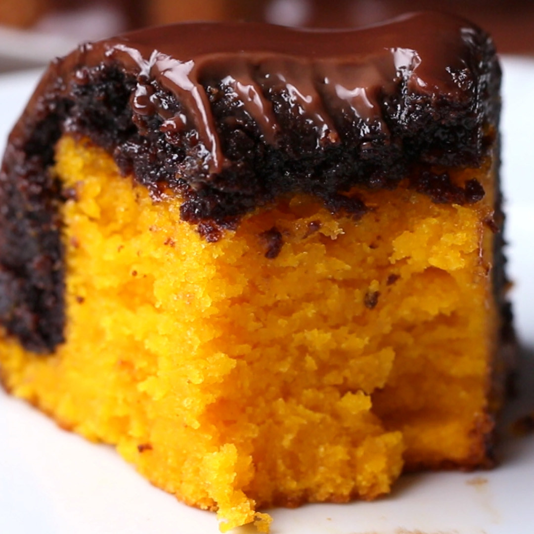 Você vai precisar de:Brownie de chocolate⅔ de xícara de manteiga (175g)1+¼ xícara de açúcar3 colheres de sopa de cacau em pó2 ovos1 xícara de farinha de trigo1 colher de chá de bicarbonato de sódioBolo de cenoura2 cenouras médias cortadas½ xícara de óleo2 ovos1+¼ xícara de açúcar1 xícara de farinha de trigo1 colher de chá de fermento químico em póCalda de chocolate250g de chocolate meio amargo300g de creme de leite de caixinhaModo de preparo:1. Preaqueça o forno a 180°C.2. Para o brownie: em uma tigela misture a manteiga, o açúcar, o cacau e os ovos até ficar homogêneo. Adicione a farinha e o bicarbonato e misture bem.3. Transfira para uma forma redonda de 21cm de diâmetro untada e enfarinhada e espalhe bem.4. Leve ao forno por 25 minutos. Reserve.5. Para o bolo de cenoura: no liquidificador bata as cenouras, os óleo, os ovos e o açúcar até ficar uniforme. Adicione a farinha e o fermento e bata só até tudo se misturar.6. Coloque a massa do bolo de cenoura sobre o brownie pré-assado.7. Volte ao forno por 45-50 minutos ou até você inserir um palito no meio do bolo e ele sair limpo. Deixe esfriar por 10 minutos antes de desenformar.8. Em outro recipiente misture o chocolate e o creme de leite. Leve ao micro-ondas por 1 minuto e 30 segundos, em intervalos de 30 segundos em potência média.9. Despeje a calda sobre o bolo.10. Sirva com mais calda.11. Aproveite!