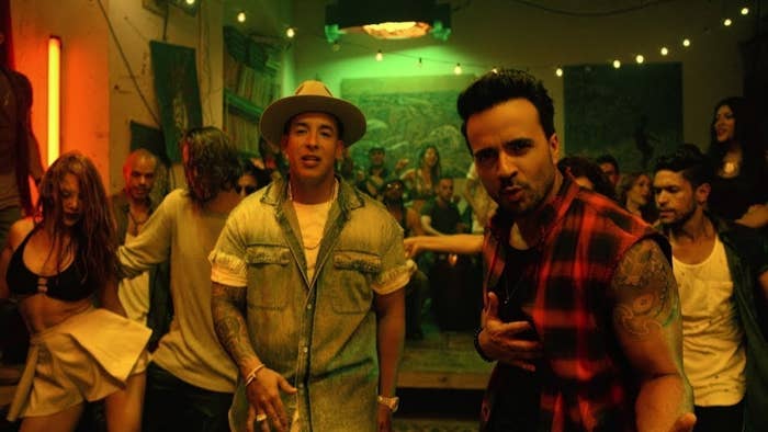 Hay muchos antros y bares donde puedes pasar horas de diversión nocturna asegurada. Uno de los más famosos es La Factoría donde, además, grabaron el FAMOSÍSIMO video de "Despacito".