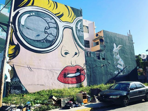 Hay un escena muy fuerte de arte urbano en Puerto Rico. Puedes encontrar desde festivales hasta walking tours que te cuentan la historia detrás de cada impresionante canvas.