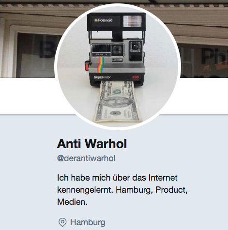 Telefonisch sagte er BuzzFeed News gegenüber, dass das Foto in einer Turnhalle in Hamburg Eimsbüttel entstanden ist, als er seinen 5-jährigen Sohn zum Fußballtraining gebracht hat. Damals postete er es auf Instagram und bekam nur ein paar Likes, so Tim. Nun, auf dem Twitter-Account „I am Germany“ trifft es den Nerv von Tausenden Menschen.