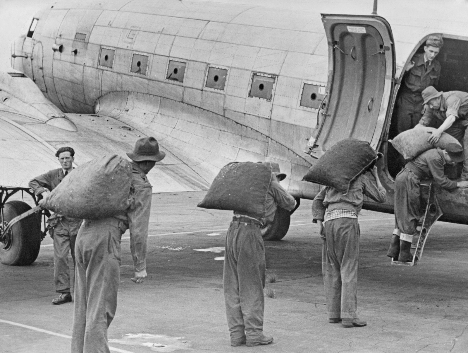 Essen, Kohle und Medizin wurden mit Flugzeugen in den blockierten, westlichen Teil Berlins gebracht. Viele Versorgungsflugzeuge landeten am Flughafen Tempelhof.