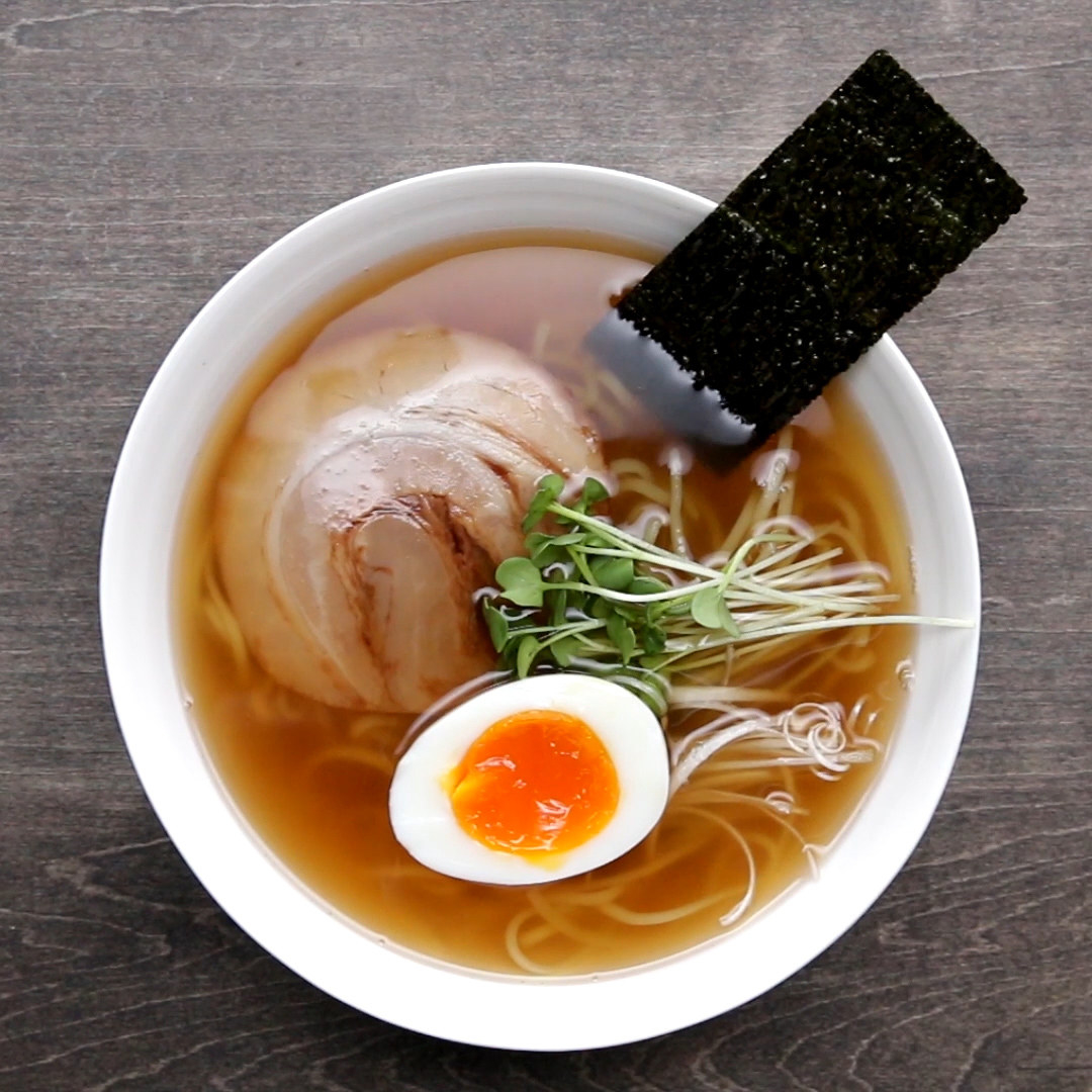 Você vai precisar de:150g de macarrão noodles30ml de molho de soja10ml de molho de soja de coloração clara2g de sal400ml de caldo de galinhaAlgas a gostoBrotos a gostoFatias de carne de porco assada a gostoOvos cozidos a gostoModo de preparo:1. Em uma panela grande em fogo alto, ferva o macarrão até cozinhar.2. Escorra o macarrão com o auxílio de uma peneira e reserve.Em outra panela, junte o molho de soja, o molho de soja de coloração clara e o sal e deixe ferver.3. Coloque uma colher dessa mistura de molhos em uma tigela.4. Despeje o caldo de galinha na tigela e misture bem.5. Adicione o macarrão cozido e cubra com algas, brotos, as fatias de porco assado e um ovo cozido.6. Bom apetite!