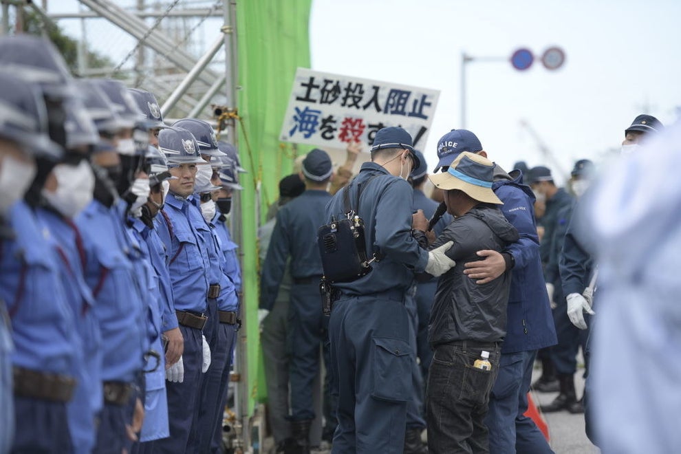沖縄県民投票を進めた若者、首相官邸前で抗議に参加 「辺野古だけが答えか」