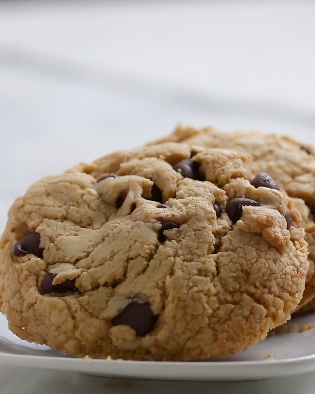 Você vai precisar de:1 pacote de mistura para bolo sabor baunilha1 xícara de gotas de chocolate½ xícara de óleo2 ovosModo de preparo:1. Em uma tigela, despeje a mistura para bolo, gotas de chocolate, óleo e ovos e misture bem.2. Com uma colher de sorvete ou a mão, enrole porções do tamanho de bolas de golfe e coloque-as em uma assadeira forrada.3. Asse a 180°C por 10 a 12 minutos.4. Bom apetite!