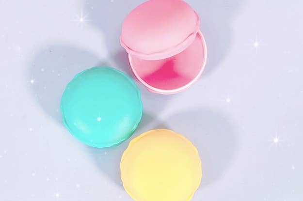 この靴 何色に見える グレーと緑 それとも白とピンク