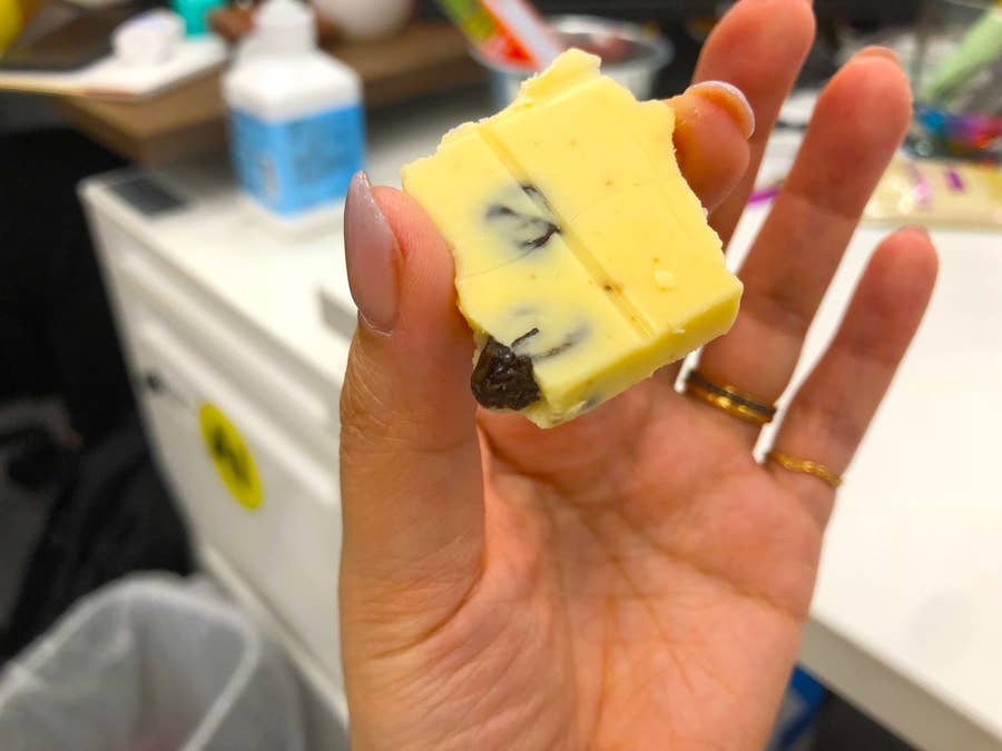 ブルボンのレーズンラッシュが美味すぎる ストロベリーもアーモンドも具がぎっしり