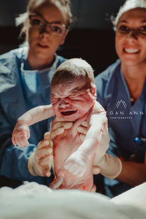 痛みに耐え 自分の子どもが産まれる瞬間をカメラで記録した女性写真家