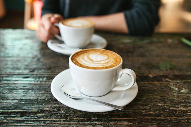 Cómo coger la taza de café sin que parezca que no tienes clase