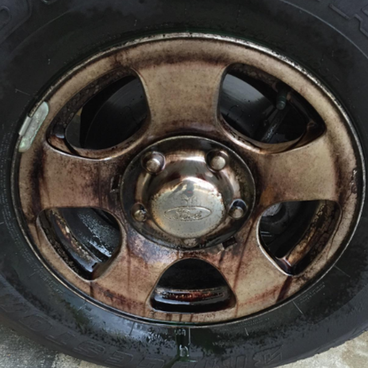 reviewer photo showing their hubcap completely dirty 