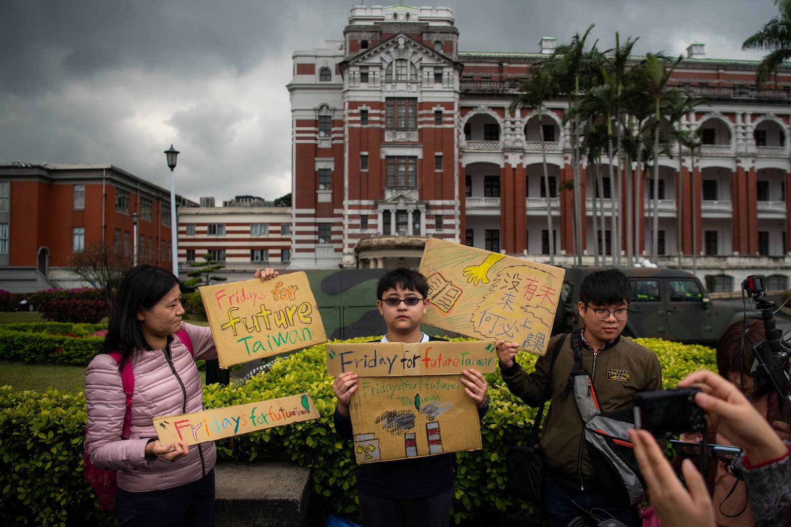 Студенты протестуют перед Президентским дворцом в Тайбэе.