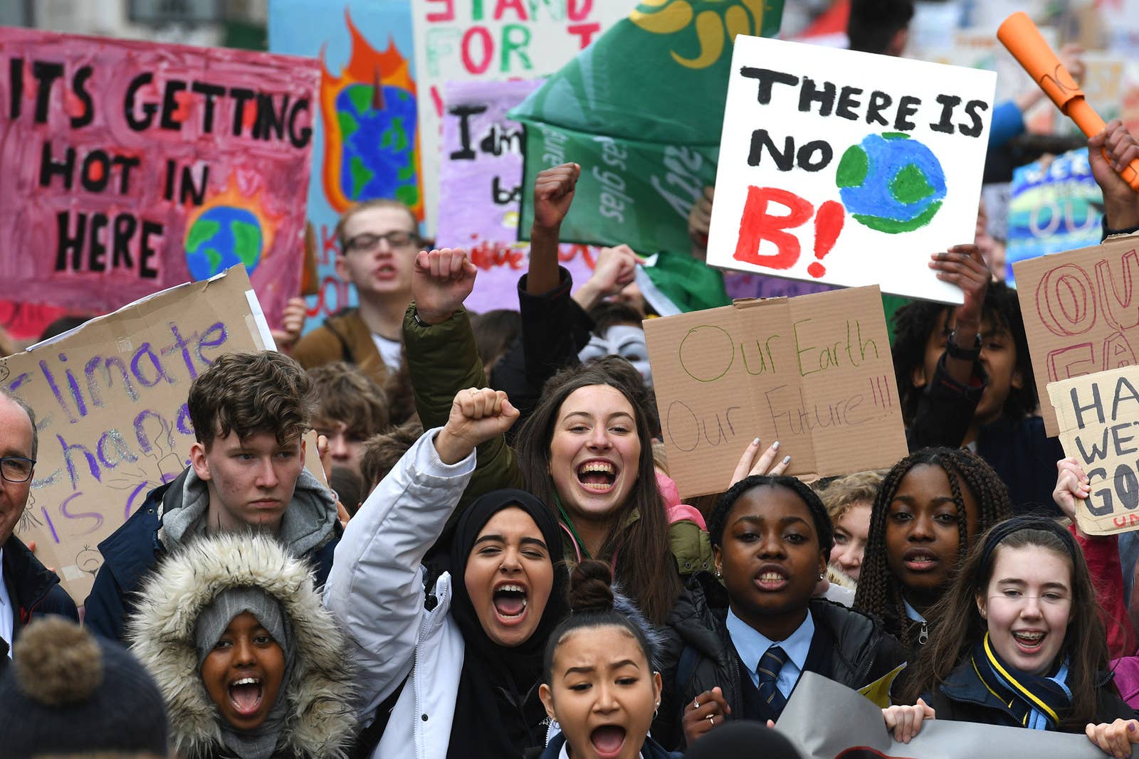 Тысячи ирландских студентов участвуют в глобальном школьном марше «Забастовка за климатические действия» от Сент-Стивенс-Грин до Ленстер-Хаус в Дублине.