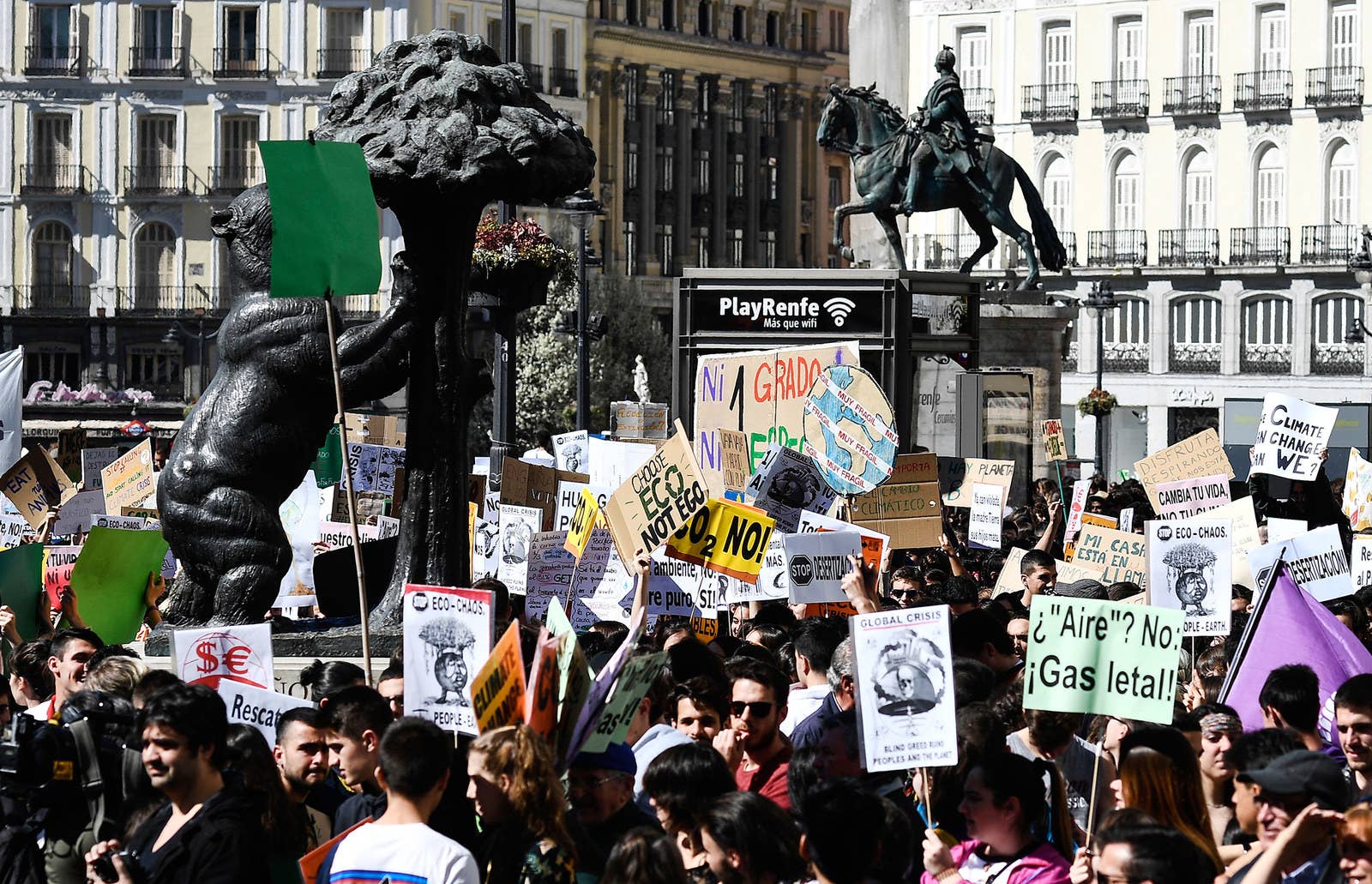 Студенты на площади Пуэрта дель Соль в Мадриде.