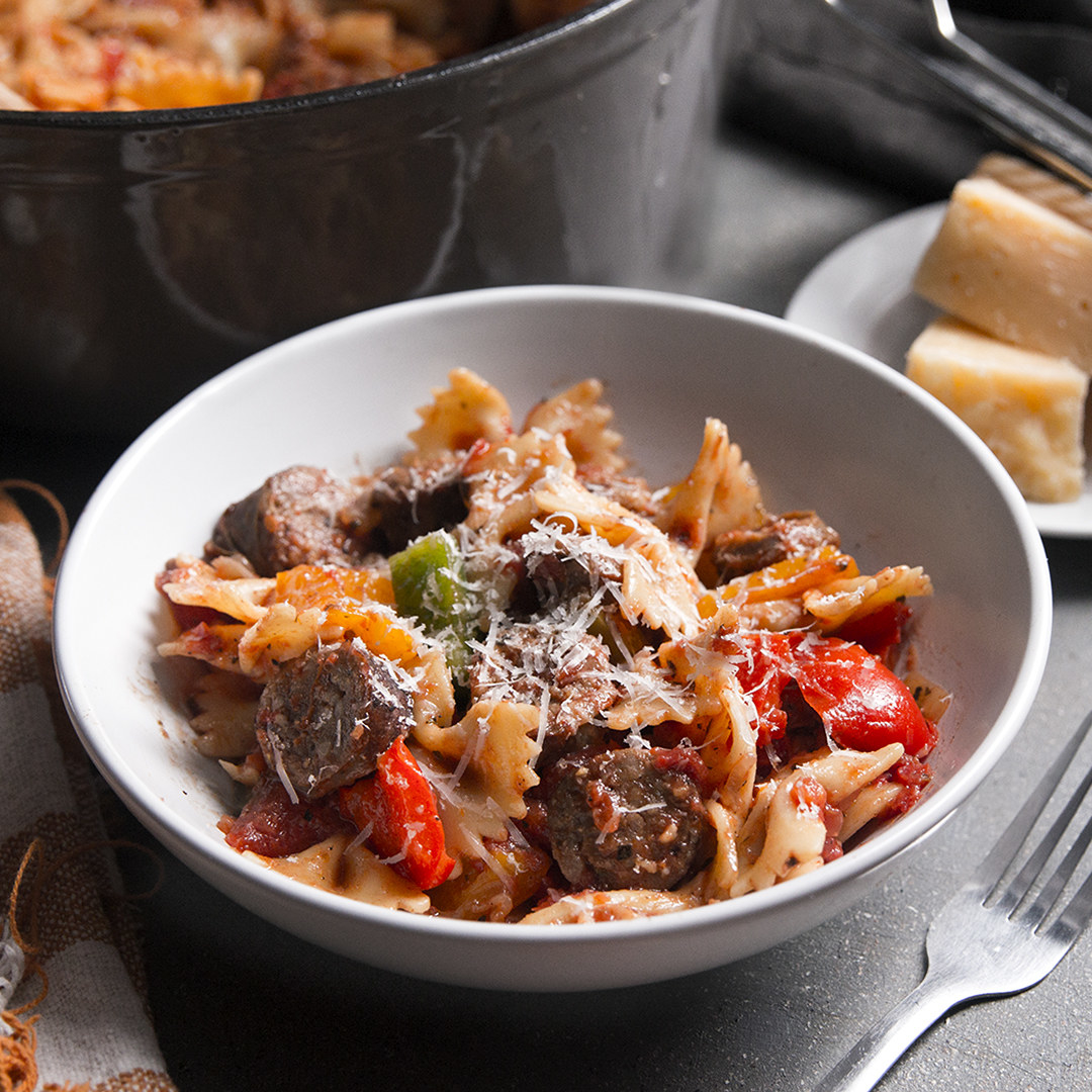 Porções: 4-6Você vai precisar de:450g de macarrão cru2 colheres de sopa de azeite200g de linguiça toscana200g de linguiça apimentada1 pimentão amarelo, sem sementes, em fatias finas1 pimentão vermelho, sem sementes, em fatias finas1 pimentão verde, sem sementes, em fatias finas1 cebola2 dentes de alho800g de tomate pelado picado1 colher de chá de pimenta1 colher de chá de oréganosal a gosto1 xícara de queijo parmesão raladoManjericão fresco (opcional)Modo de preparo:1. Aqueça uma panela grande em fogo médio-alto. Adicione o azeite e as linguiças. Usando uma colher de pau, corte a salsicha em pedaços menores.2. Adicione os pimentões, a cebola e o alho, mexendo para misturar. Cozinhe até que a linguiça esteja totalmente cozida e os pimentões comecem a amolecer, 5 a 7 minutos no total.3. Adicione os tomates pelados, o sal, o orégano e a pimenta. Deixe ferver e depois acrescente o macarrão. Mexa ocasionalmente até o macarrão estar mais macio, cerca de 10 a 12 minutos.4. Retire a panela do fogo. Coloque o queijo parmesão ralado.6. Bom apetite!