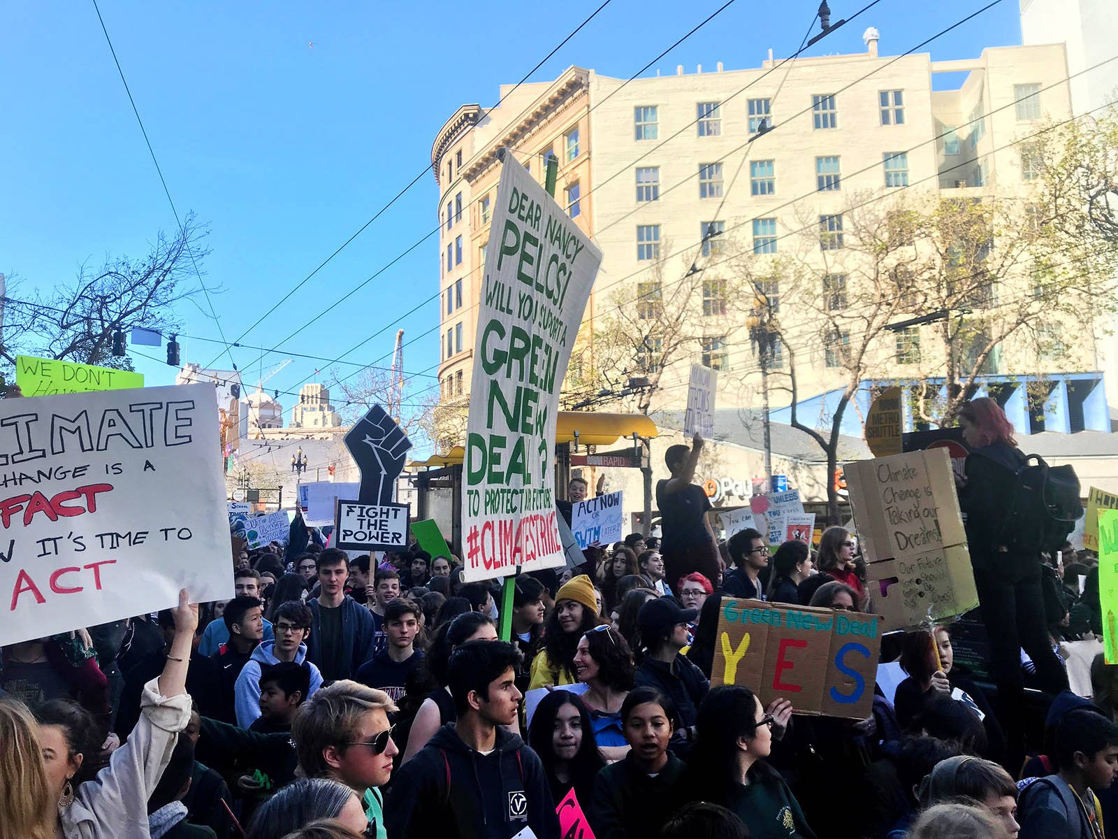 Студенты выходят на улицы Сан-Франциско.