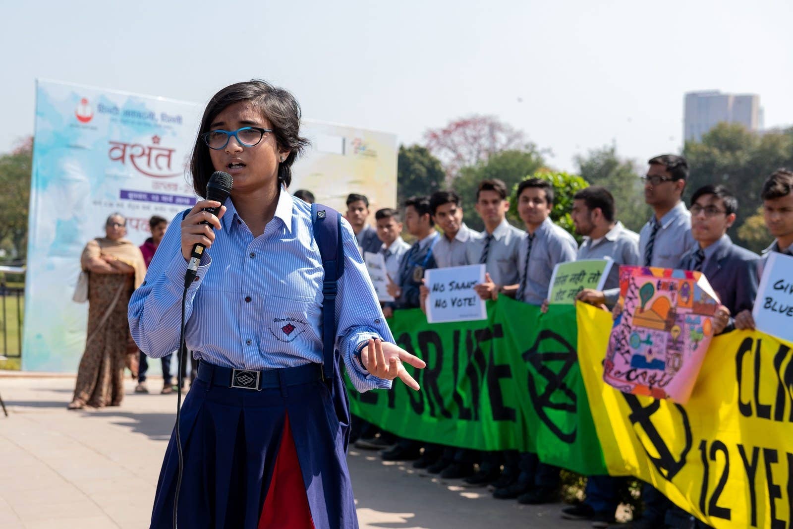 Индийская студентка говорит, когда она участвует в школьной забастовке в Дели в пятницу.