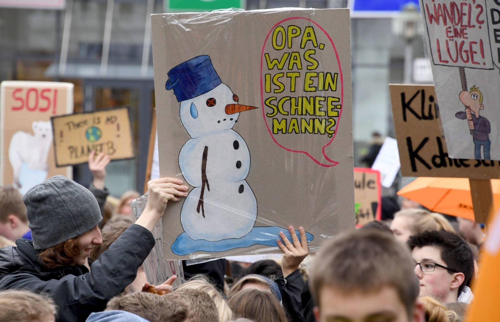 «Дедушка, что такое снеговик?»  говорит плакат в Эльмсхорне, Германия.