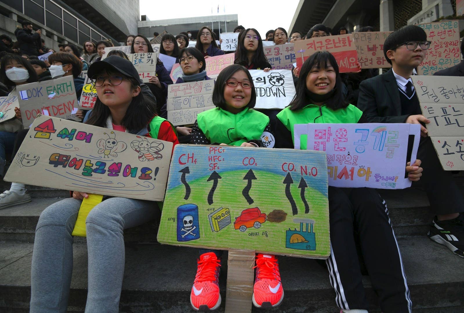 Митинг протестующих на демонстрации в Сеуле.