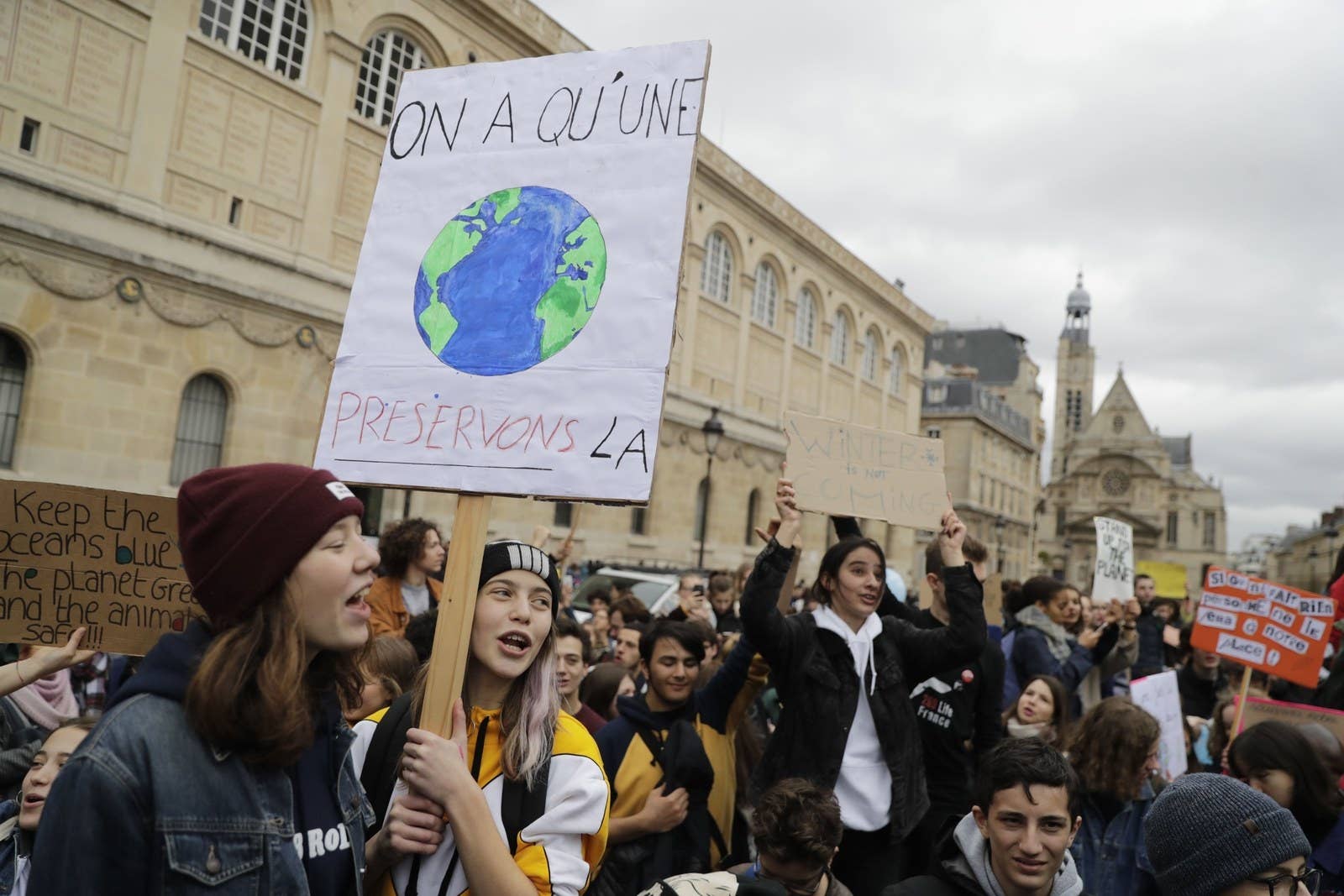 "У нас есть только одна планета, давайте сохраним ее",  сказал знак в Париже.