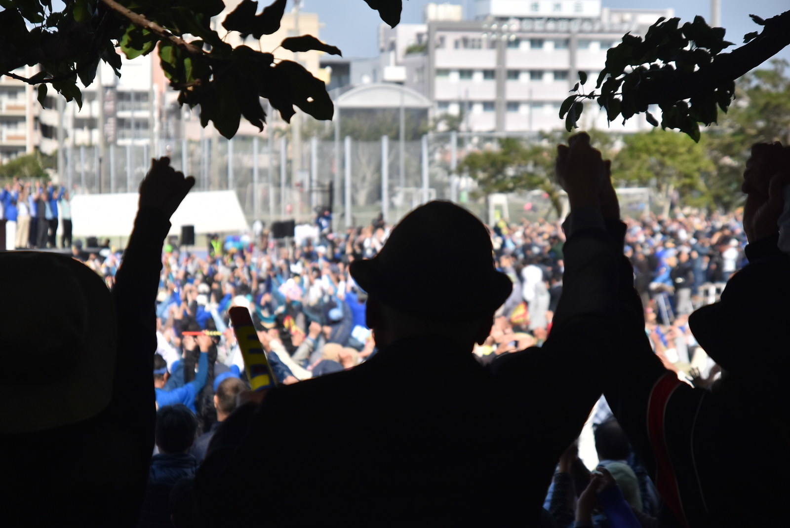 沖縄 辺野古中止を求める県民大会 そばに広がる 異様 な光景