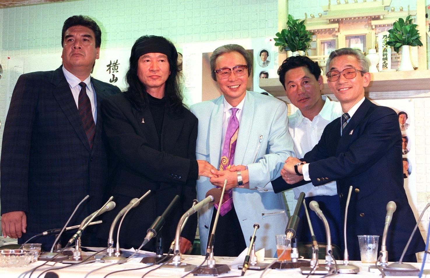 記者会見する新党「風の会」。左から、安岡力也、内田裕也、野村秋介、ビートたけし、横山やすしの各氏(東京・港区麻布)1992年07月05日