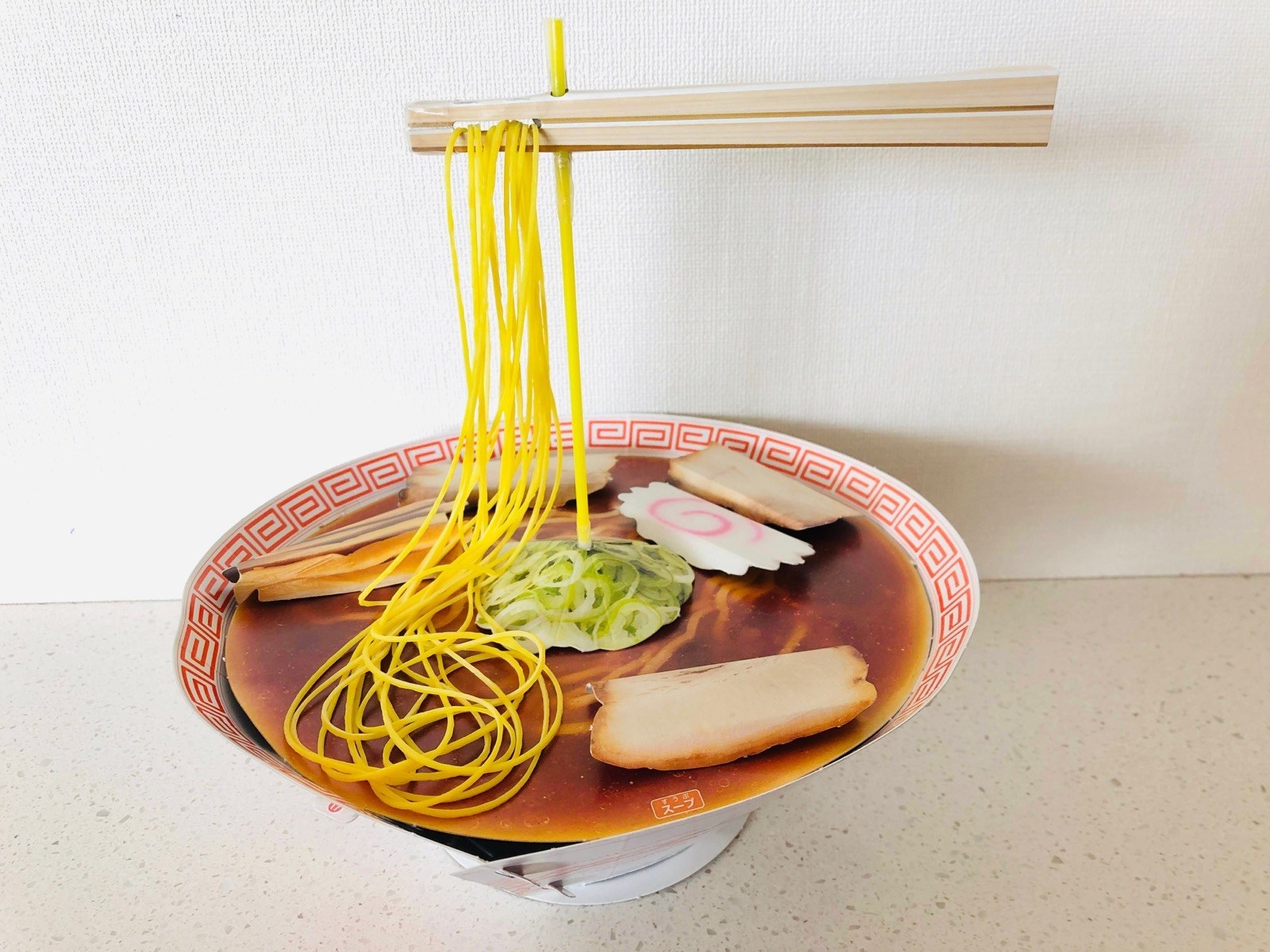 「びょんびょんらーめん」。不器用なので完成まで1時間かかりました…。びょんびょん動く機械仕掛けのラーメンが笑えます