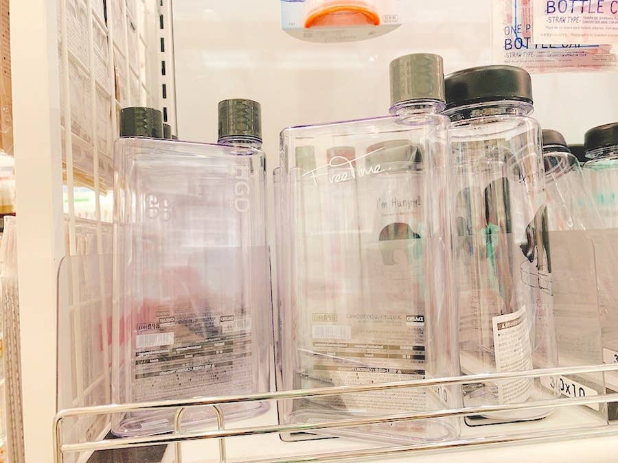 ダイソーの スリムな水筒 が画期的すぎる 今までにない形 持ち運びに便利